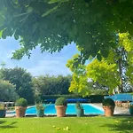 לינה וארוחת בוקר Le Clos De Benedicte 4*